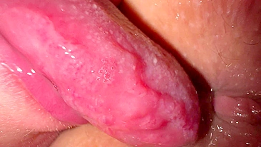 Sexo anal intenso com fisting apertado, dedada e lambida no cu.