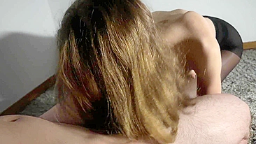 Prova o cuzinho doce da esposa do amigo enquanto ela goza na meia-calça.