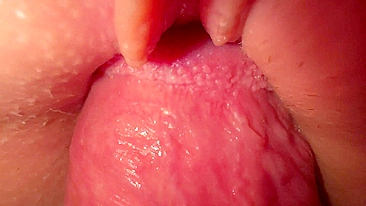 Fode a buceta apertada da tua meia-irmã e curte os gemidos dela gozando forte.