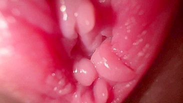 Seduz teu parceiro com papo sujo enquanto abre as pernas em close-up.