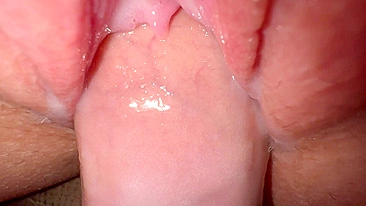 Garota jovem sexy com buceta apertadinha e cremosa em close-up.