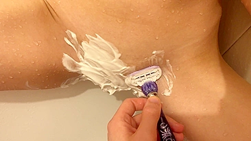 Pedi pro meu meio-irmão depilar minha buceta e transamos na banheira.