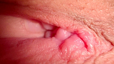 Novinha gostosa se masturbando até gozar forte.