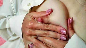 Mãe lactante sexy brincando com os peitos em putaria erótica.