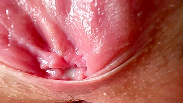 Bem excitada e molhada, a xota dela tá pronta pra foda.