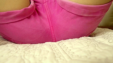 Teen sexy se masturbando com bucetinha fofa e cuzinho virgem.