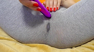 Novinha safada se masturbando de legging com creampie.
