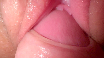 Esguichando e coberta de porra, a buceta cremosa dessa teen louca tá pronta pra ação.