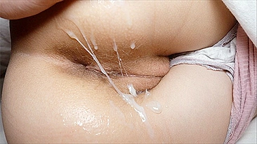 Lambendo e dedando rápido a buceta da mana enquanto os pais tão no quarto ao lado.