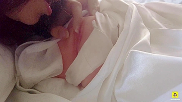 Ela gozou forte lambendo a buceta molhada com tesão.