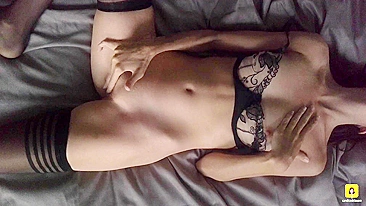 Esfregue sensualmente a buceta da parceira até o orgasmo intenso com nossa coleção de lingerie sexy para adultos.