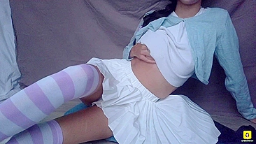 Goze loucamente sendo duplamente penetrada com dildo e seu parceiro favorito!