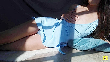 Perfeitamente sensual, o corpo dela implora pelo seu toque no clímax da manhã.