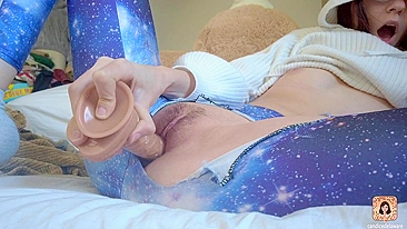 Gata safada se masturba com consolo de calça apertada.