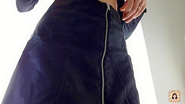 Provando saias curtas com bunda perfeita!