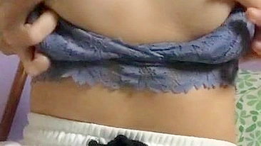 Meus peitinhos pequenos são ideais pra provocar no chat de vídeo.