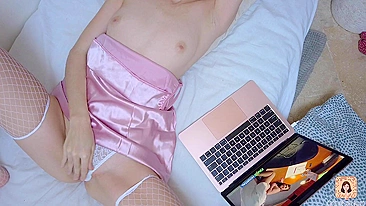 Garota tem orgasmo intenso assistindo pornô.