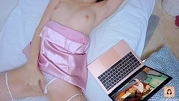 Garota tem orgasmo intenso assistindo pornô.