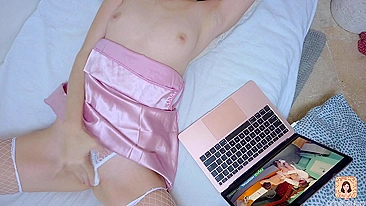 Garota tem orgasmo intenso assistindo pornô.