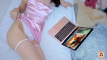 Garota tem orgasmo intenso assistindo pornô.