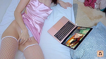 Garota tem orgasmo intenso assistindo pornô.