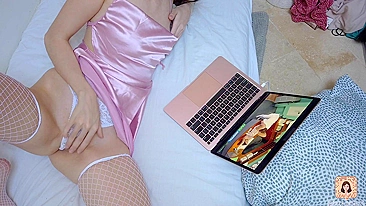 Garota tem orgasmo intenso assistindo pornô.