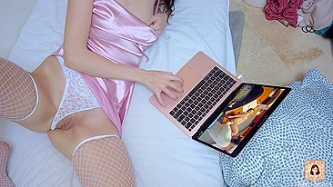 Garota tem orgasmo intenso assistindo pornô.