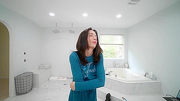 Flagrei o Encanador Olhando Minha Buceta, Então Compartilhei com Ele