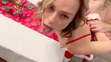 Marido e amigo dividem creampie com hotwife de férias.