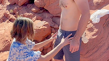 Esposa fode com amigo na trilha; maridão vê sobras meladas.