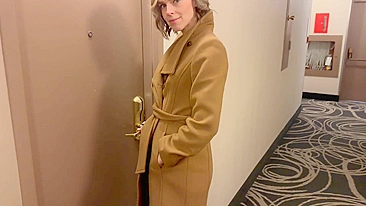 Marido adora ver esposa fodida pelo amigo e depois goza dentro dela.