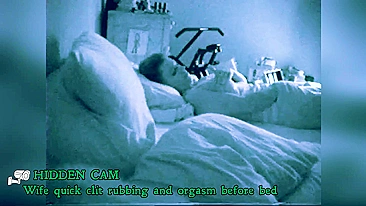 Esposa Se Masturba Rápido Antes de Dormir, Enquanto Marido Toma Banho [Câmera Escondida]