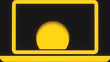 Peitos naturais grandes provocados por ruivinha novinha no banho de espuma.