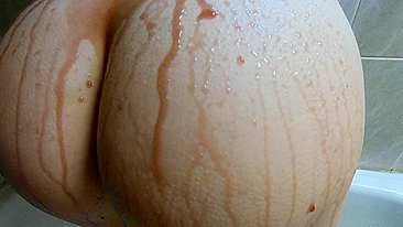 Beba vinho tinto do meu cu e buceta enquanto te provoco com a língua.