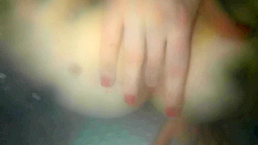 Dedando buceta ruiva enquanto provoca peitos naturais na banheira.