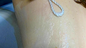 Esfregue as costas enquanto curte uma bucetinha ruiva molhada no banho de espuma em casa.