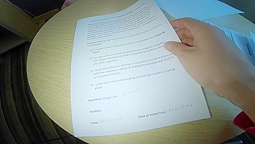 Professora ruiva testa resistência sexual do aluno com footjob remedial.