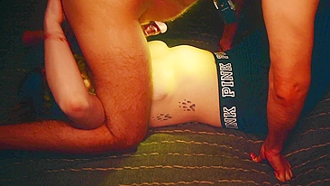 Ruiva peituda leva gozada nos peitos naturais.