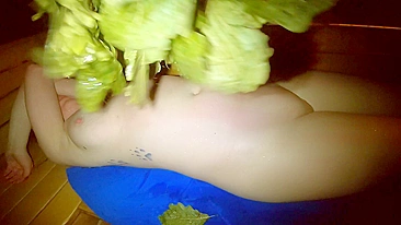 Namorada ruiva gostosa mostra a buceta molhada em site pornô.