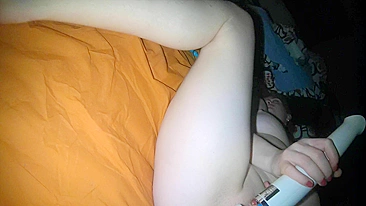 Vive um footjob molhado, foda de quatro na buceta com gozada cremosa.