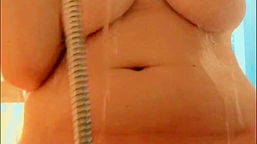 Gostosa peituda toma banho com bundão redondo e gozada.