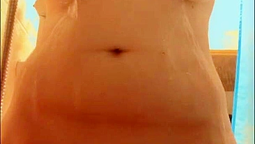 Gostosa peituda toma banho com bundão redondo e gozada.