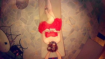 Princesinha lê poemas enquanto príncipe tarado lambe e fode sua buceta peluda.