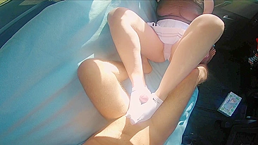 Ruivinha novinha de meias brancas chupa pau de ruivo no carro.