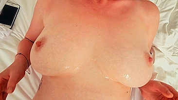 Ruiva sexy com peitos naturais grandes esfrega porra nos peitos em punheta rápida.