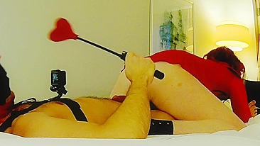 Ruiva diabinha faz punheta com calcinha e peitões no vídeo caseiro.