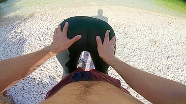 Pega a calça de yoga e vai pra praia pra um cowgirl invertido com gozada.
