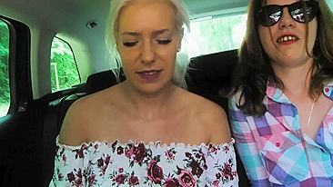 Duas caroneiras safadas em orgia a quatro no carro com vistas lindas.