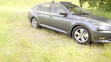 Duas caroneiras safadas em orgia a quatro no carro com vistas lindas.