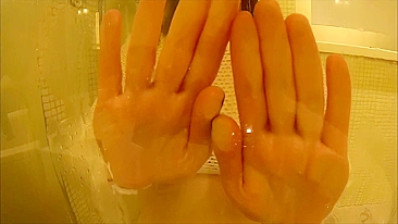 Gata brinca com peitos naturais grandes e bunda sarada no chuveiro quente.